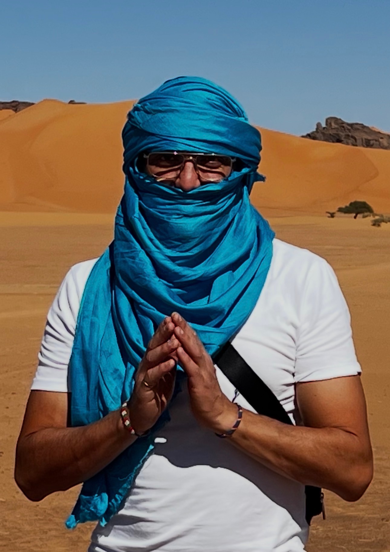 Mounir, fondateur de Kel Sahara, dans le désert algérien